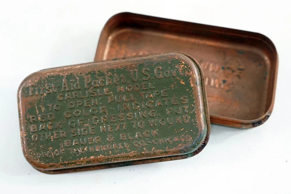 WWII US Army First Aid Packet Tin, Carlisle Model, Bauer & Black, Crystalline Sulfanilamide